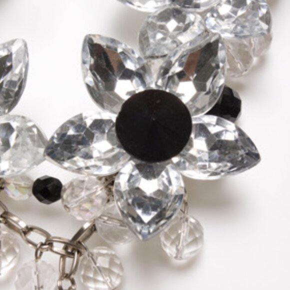 Superb Flowers  and Crystal Beads Necklace - Picture 2 of 2